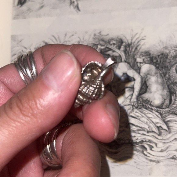 Sterling silver seashell pendant - Picture 8 of 12